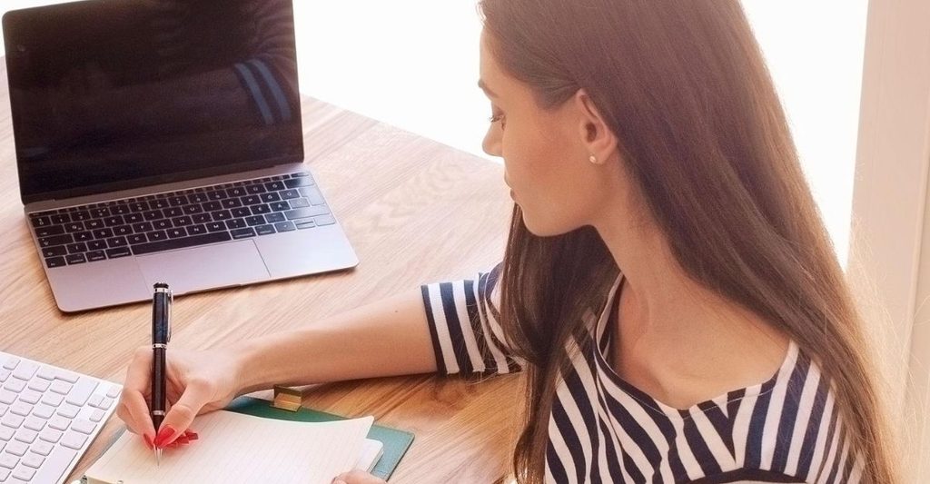affiliate marketer creating a starter plan for her affiliate marketing business
