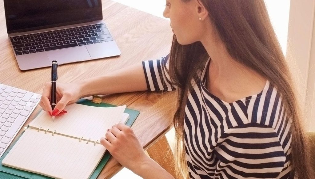 affiliate marketer working home on her wealthy Affiliate business